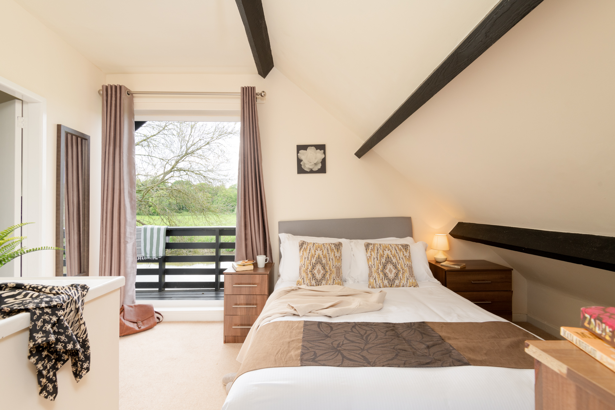 Riverside Cottage Holidays at Stratford Parks