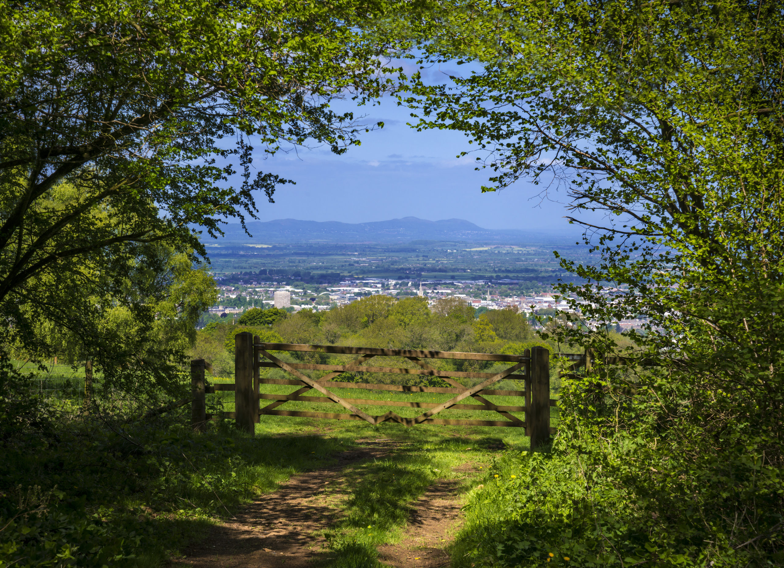 Green,Fields,And,Blue,Skies,Over,The,Cotswold,Way