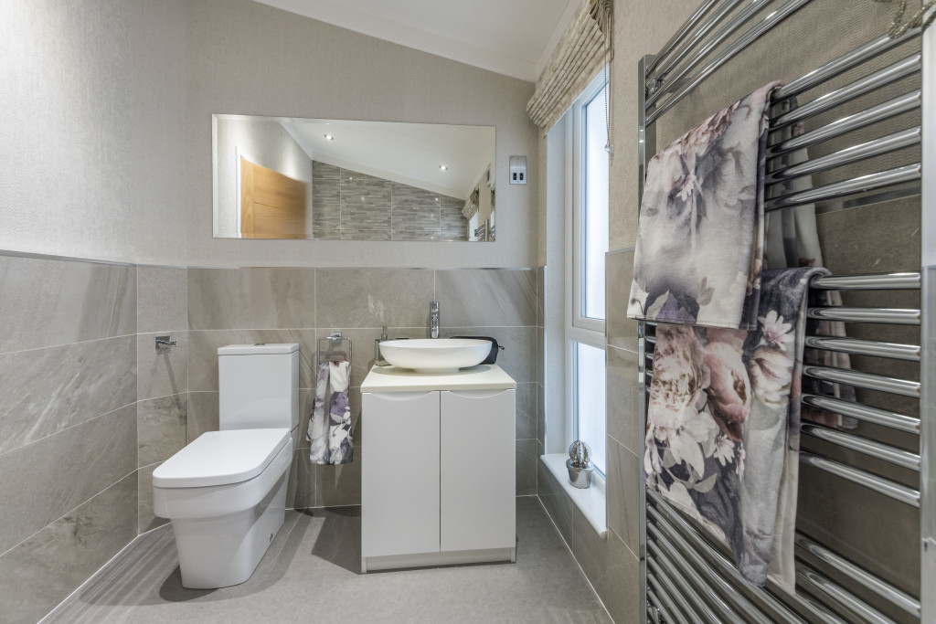Omar Ikon Bathroom